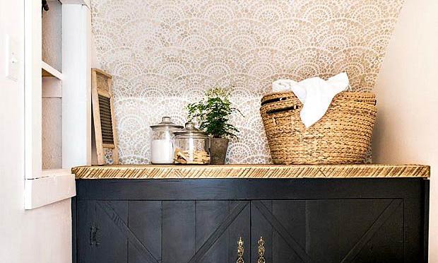 Stenciling a Cottage Style Laundry Room